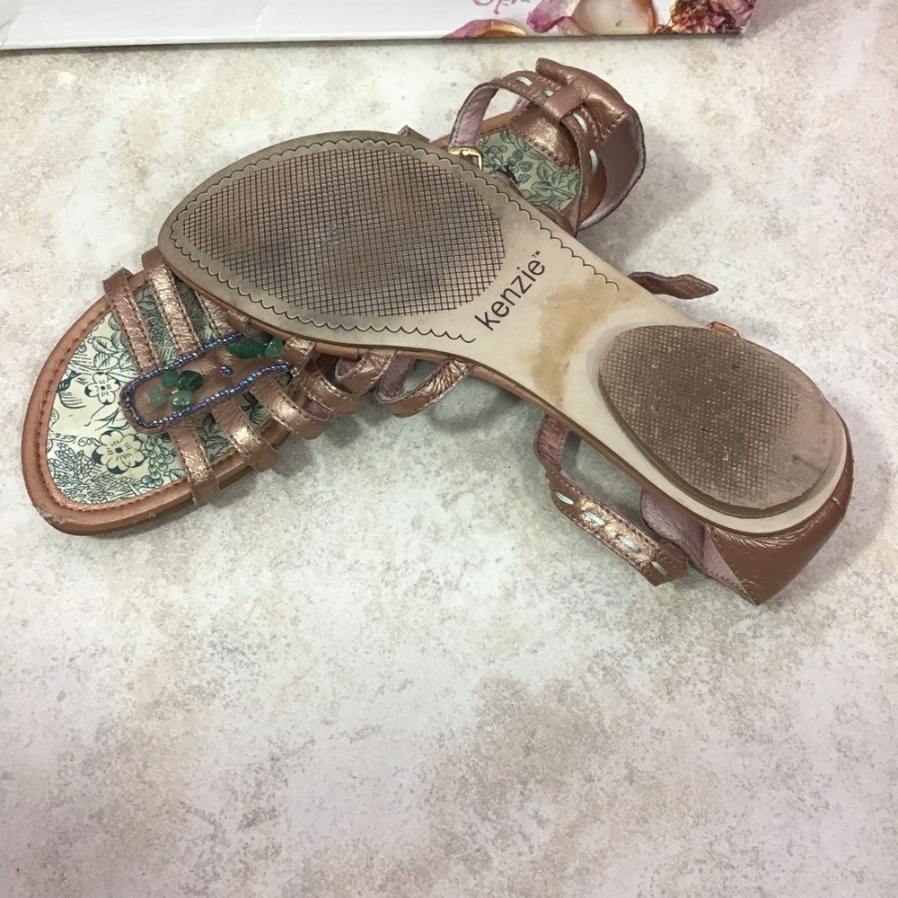 Kenzie Poise T strap gladiator sandals . Size 6 . - Picture 6 of 7